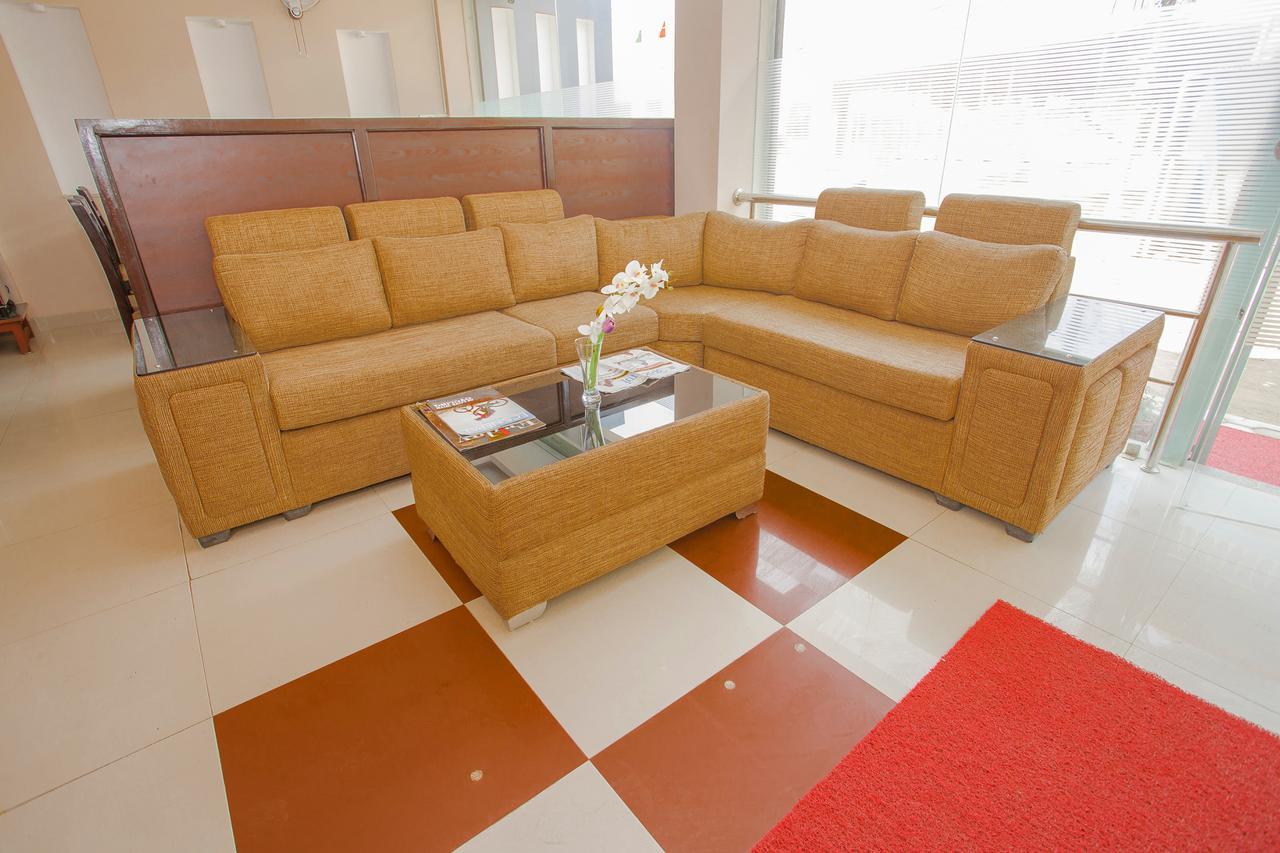 קטמנדו Oyo 136 Hotel Om Plaza מראה חיצוני תמונה
