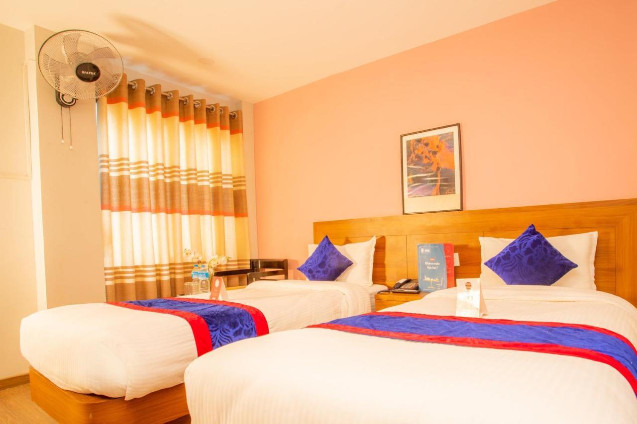קטמנדו Oyo 136 Hotel Om Plaza מראה חיצוני תמונה